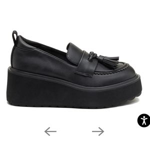 Rocket Dog- Harper Black Platform Loafer, women size 7